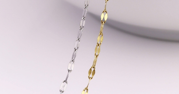 Use the variable hammer machine to make regular cable chain into lip chain-Riyadh Saudi Arabia-April 2025